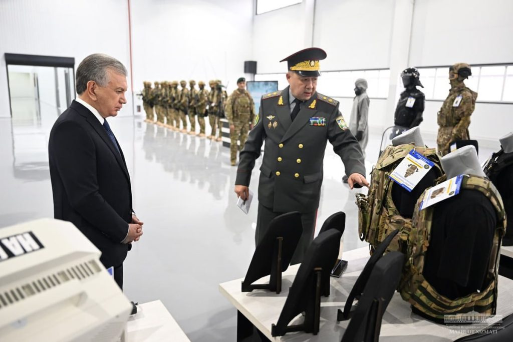 Президент Узбекистана поздравил военнослужащих с Днём защитников Родины