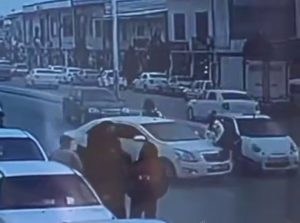 В Бухаре водитель намеренно сбил инспектора ДПС и врезался в другой автомобиль — видео
