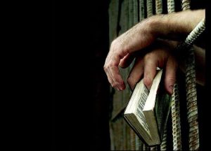 Oʻzbekistonda kitob oʻqiganlik uchun mahbuslar jazosi muddatini qisqartirish taklif qilindi