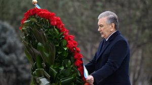 Shavkat Mirziyoyev Islom Karimov haykali poyiga gulchambar qoʻydi