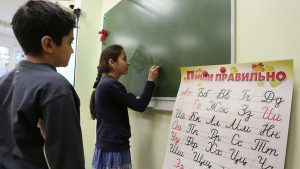 Rossiyada migrantlar bolalarini maktabga qabul qilish uchun hujjatlar roʻyxatini yangilash taklif qilindi
