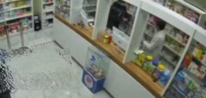 В Ташкентской области мужчина с ножом ворвался в аптеку и ограбил кассу — видео