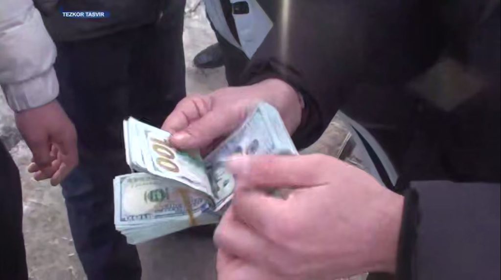 В Самаркандском УВД оперуполномоченный попался на взятке в $10 тысяч