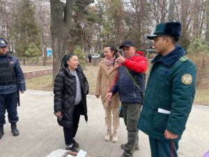 Toshkentda ayolga yoʻqolgan 1000 dollarini qimmatbaho buyumlar bilan birga qaytarib berishdi