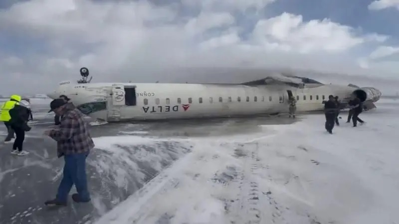 Toronto aeroportidagi aviahalokat: 18 kishi jarohatlandi