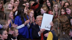 Tramp transgenderlarga ayollar sportida qatnashishni taqiqladi