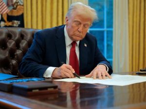 Трамп ввел пошлины на импорт из Китая, Канады и Мексики