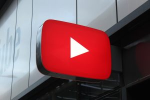 YouTube monetizatsiyali ijodkorlar uchun avtodublyaj funksiyasini qoʻshadi
