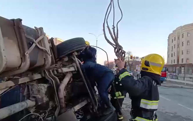 В Нукусе грузовик с газовой цистерной попал в ДТП — видео
