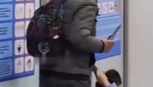 Olmaotada pichoq ko‘targan erkak aeroport xodimini garovga oldi