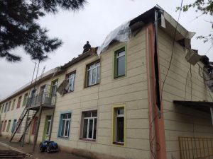 В Ташкентской области стрела подъемного крана пробила крышу детсада: пострадавших нет