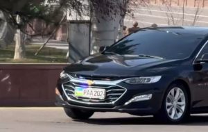 O‘zbekiston bosh vaziri va amaldorlari mahalliy avtomobillarga o‘tmoqda