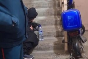 «Она все равно умрет, никто ее не примет»: в Ташкенте бригада скорой помощи оставила пациентку в подъезде дома